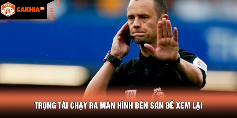 VAR Là Gì - Công Nghệ Đổi Thay Cách Trọng Tài Cầm Còi 4 Trọng tài chạy ra màn hình bên sân để xem lại
